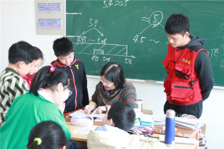 四年级晚托班老师,黄老师在四年级数学思维与训练做助教,学习上海老师