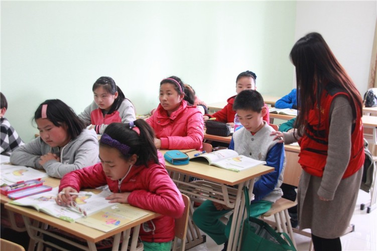 肖老师在做新概念英语的助教上完课,他们还会给周末晚托免费补课的