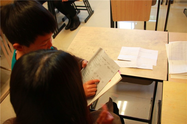 上完课,他们还会给周末晚托免费补课的学生一对一的为他们补课.